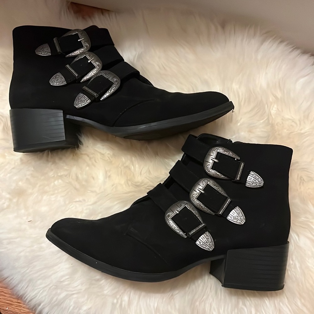 Black western booties size 7 Qupid